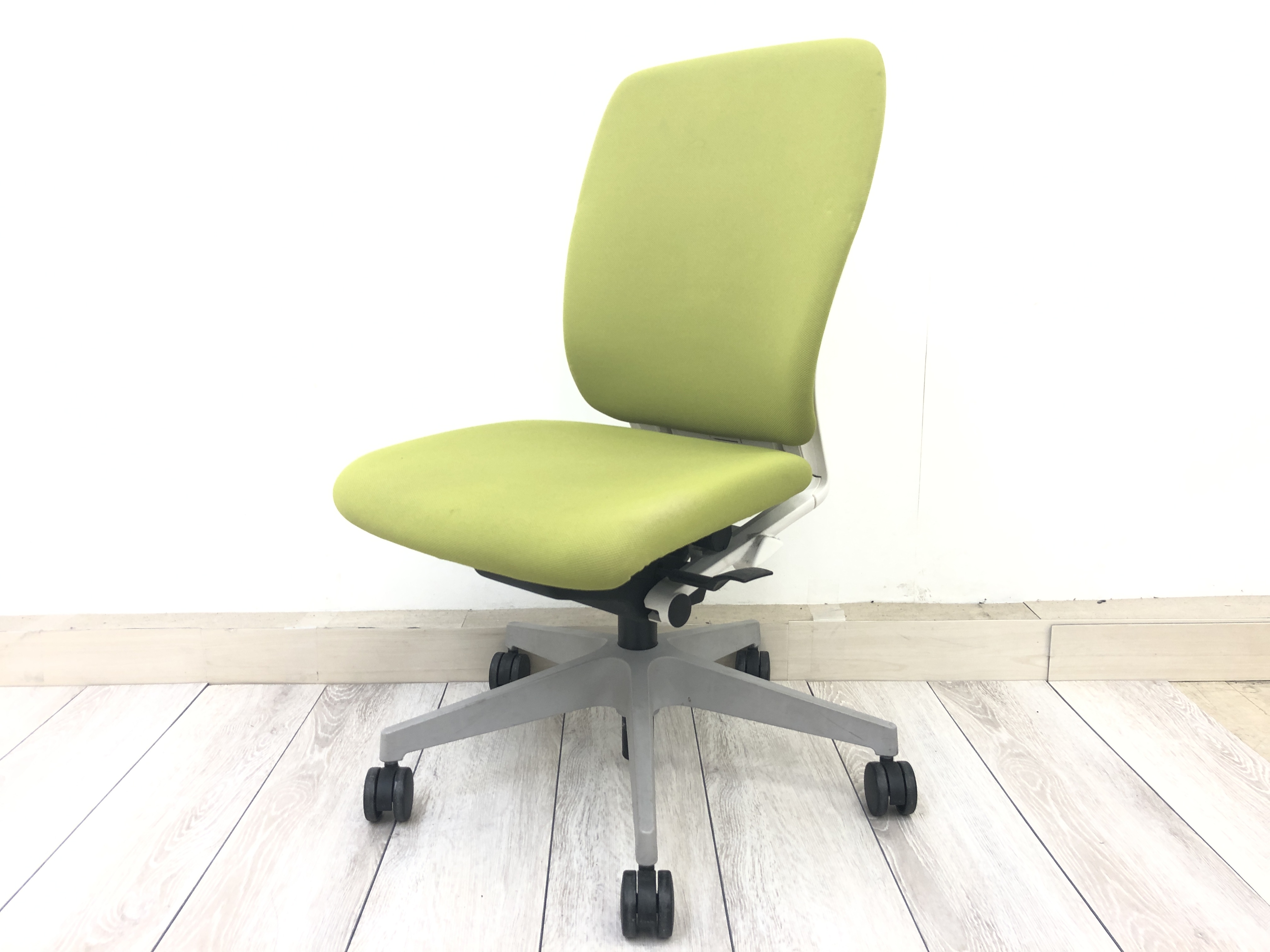 【在庫入れ替えセール】【定番商品フルゴチェア！】■イトーキ製・フルゴ・肘無し・モスグリーン
                        フルゴ
                                    中古
            