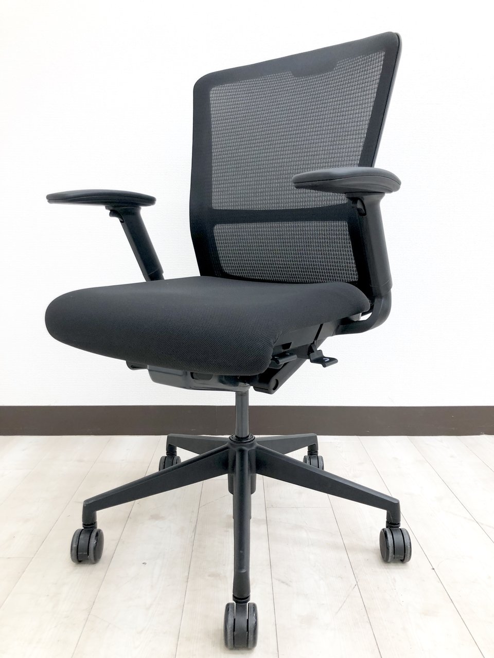 【F】【人間工学に基づいた快適な座り心地！】■ウチダ　エルフィチェア　可動肘付　ブラック
                        エルフィ
                                    中古
            