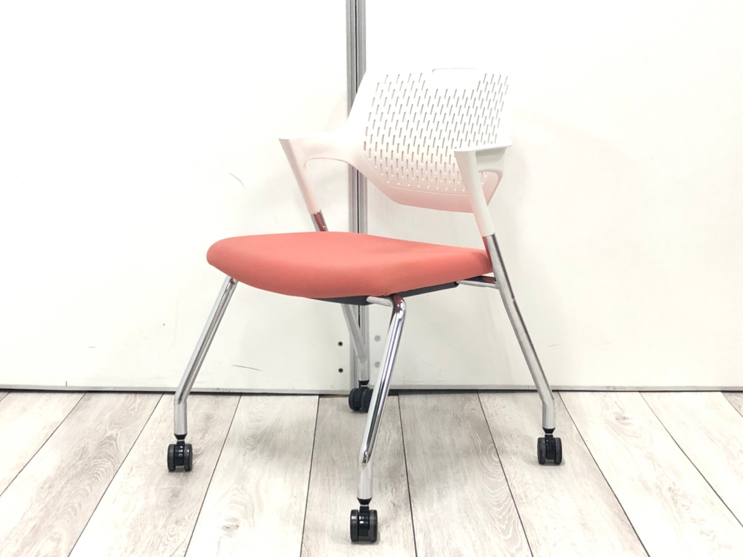 【お買い得！！】可愛らしいカラー！会議室、休憩室、作業用等、多目的に使えます！【在庫入替セール品！】【J3】■オカムラ/パートチェア/ピーチ/ホワイトシェル
                        パート
                                    中古
            
