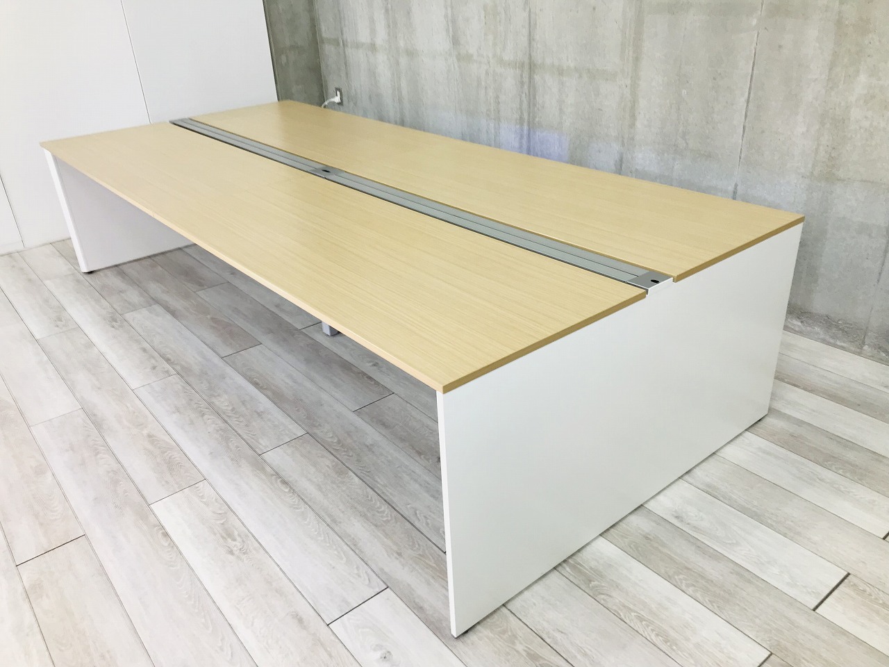 イトーキ製・『インターリンク』入荷!!【W3200】タイプ！4人使用で、一人使用サイズがw1600で使用でき広々お使い頂けます。解放感とコミュニケーションをアップさせてくれるデザイン！4人一組でチーム席としてのご使用も！！オシャレなオフィスに！！弊社使用欄【98】【脚ホワイト】【FSW】
                        インターリンク
                                    中古
            