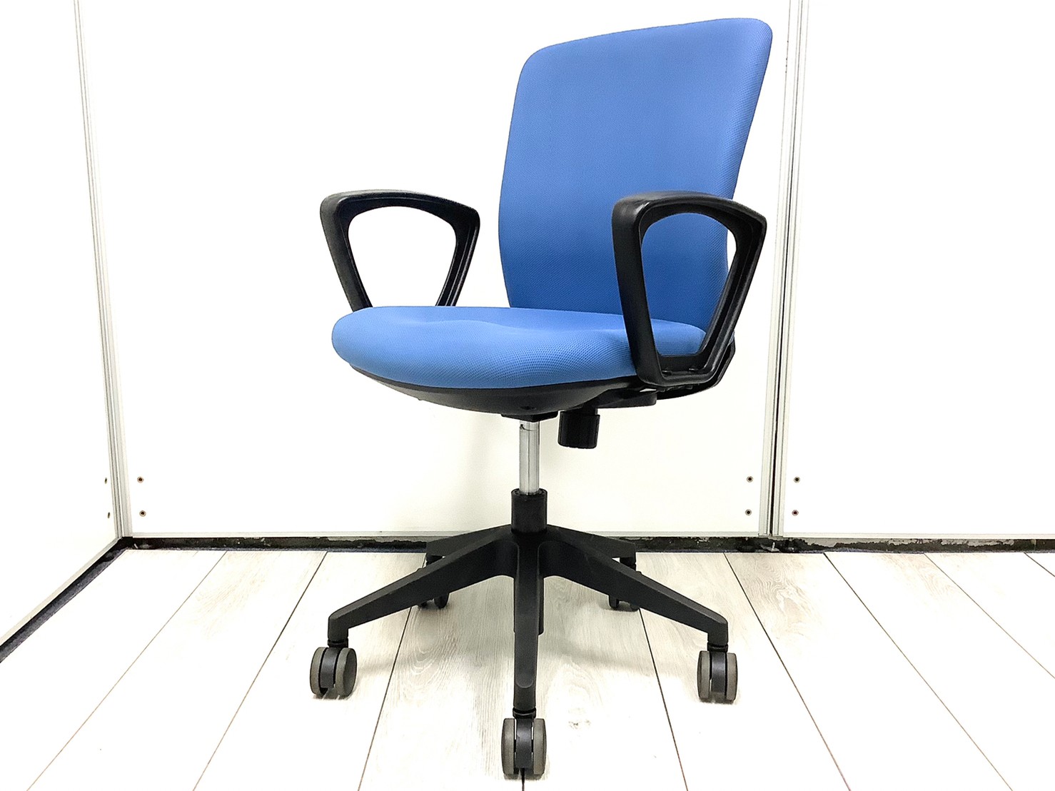 コンパクトで低価格！とりあえず椅子が欲しい方には是非おすすめの商品です！【J9】■アイリスチトセ/HG-1000/肘付/ブルー
                        HG-1000
                                    中古
            