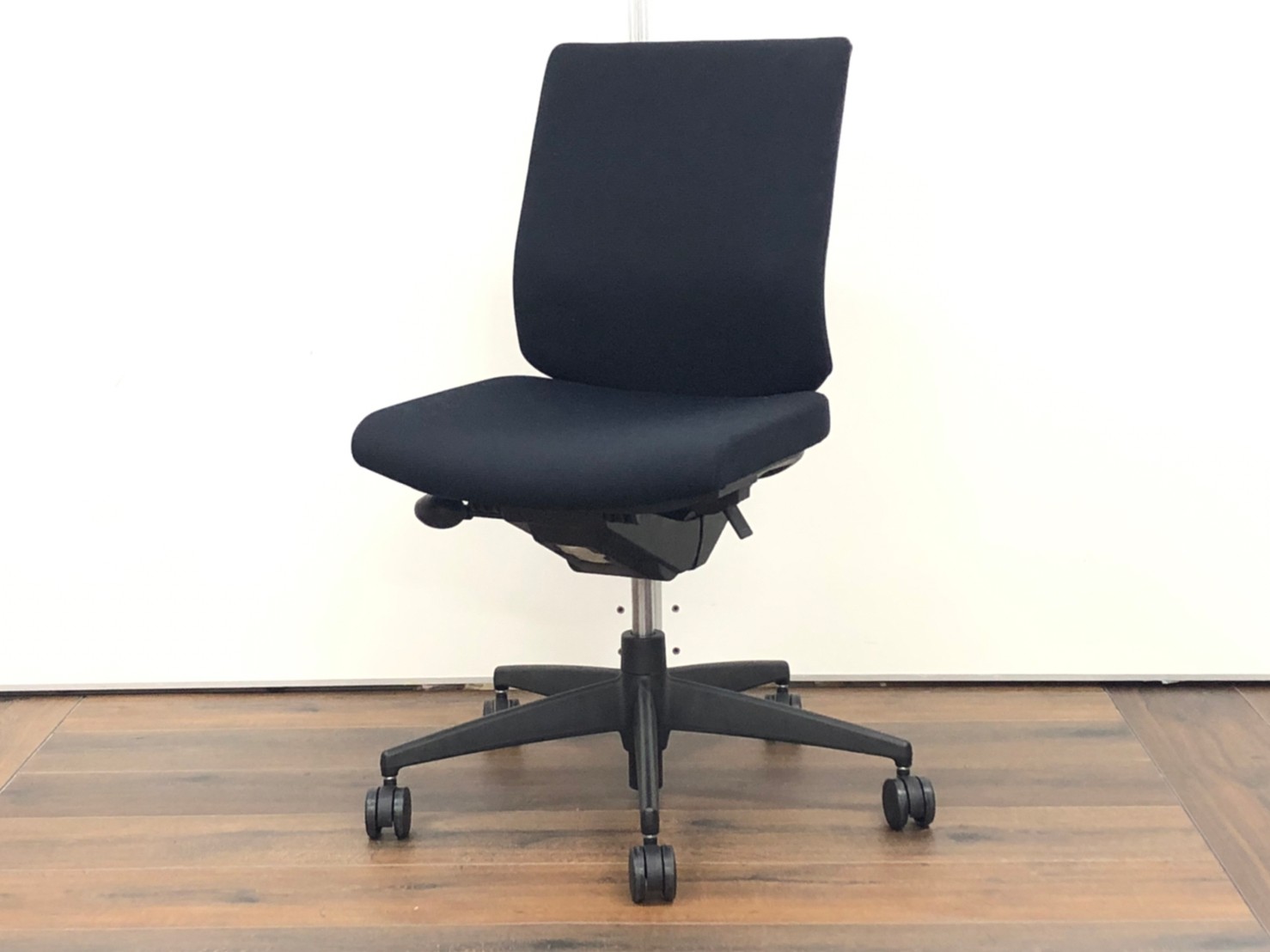 ブラックカラーのオススメチェア！クッション性抜群！何より揃います！　◆KOKUYO／コクヨ　ウィザード2　
                        ウィザード2
                                    中古
            