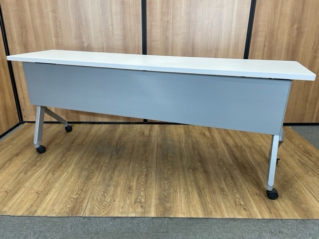 【5台入荷！】オカムラ　フラプター　ホワイト　W1800　サイドスタックテーブル　幕板付き
                        フラプター
                                    中古
            