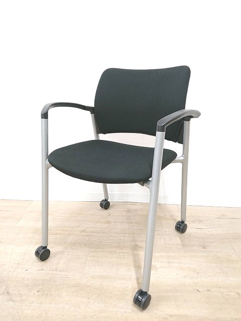 【定価約4万円】【肘付きで長時間の作業も快適！キャスター付きで移動も便利なスタッキングチェアの入荷です】■オカムラ/ブラックカラー　スタッキングチェア　※仙台店撮影画像※
                        8147シリーズ
                                    中古
            