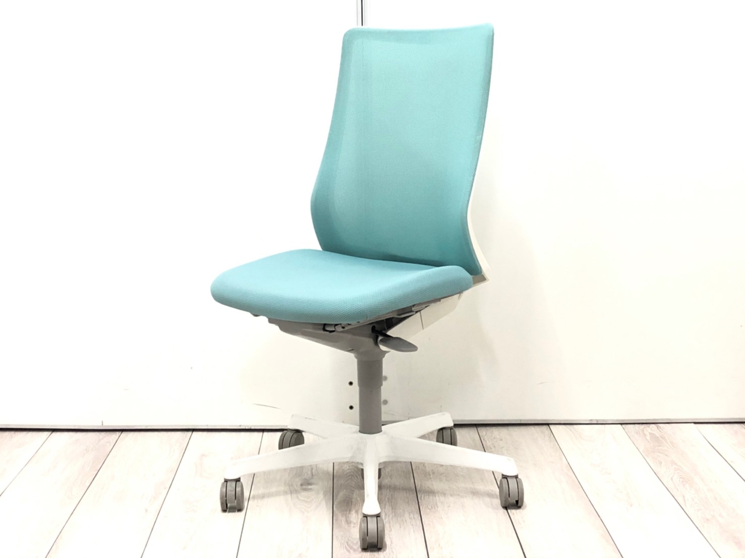 【6脚のロット入荷！！定番メッシュチェア！】オカムラ（okamura）フルーエントチェア　■色：セージ　肘無し　ハイバック
                        フルーエントチェア
                                    中古
            