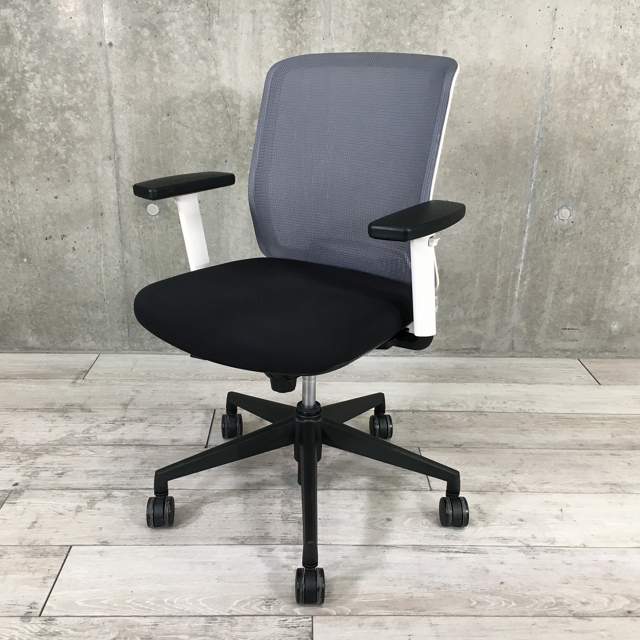 【コスパが良いチェア】■ウチダ　カリッサチェア　可動肘/　この価格でメッシュチェアに座れる！
                        カリッサ
                                    中古
            