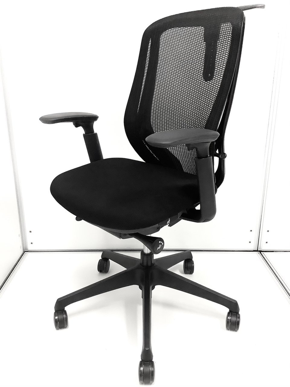 【4脚入荷！！】レア商品のオカムラ社シルフィーチェアが入荷！中古　高級チェア　前傾姿勢　テレワーク用　オフィス　メッシュ　腰　アジャストアーム
                        シルフィーメッシュ
                                    中古
            