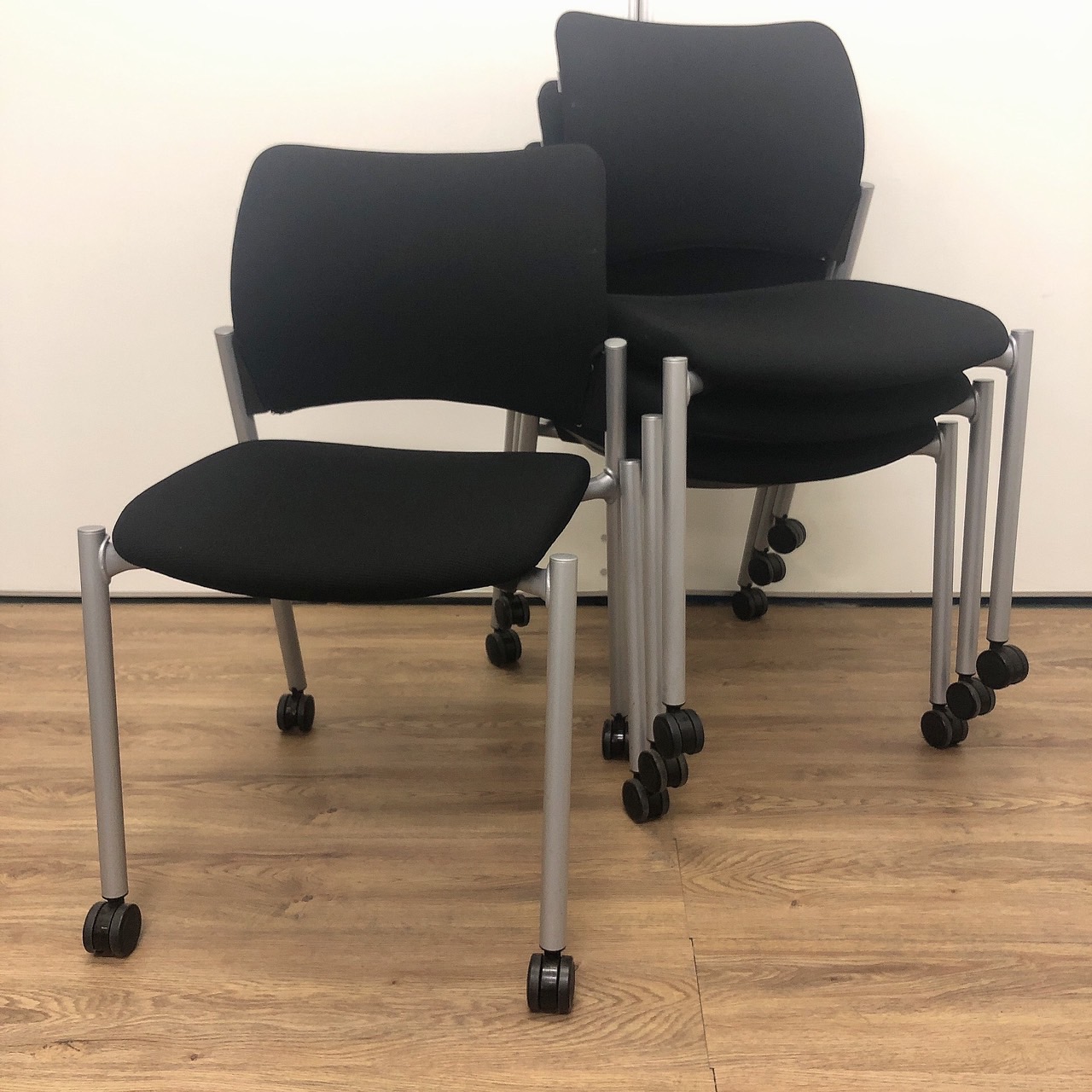 【4脚セット】スタッキングチェア　キャスター付き　オカムラ　okamura　ブラック　布張り　会議　ミーティング　研修　セミナー向け
                        8147シリーズ
                                    中古
            