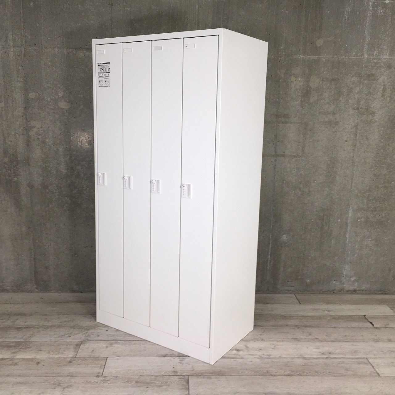 【2022年製！！】4人用ロッカー　オカムラ　ホワイト　ダイヤル錠　更衣室　【工場・倉庫にもオススメ！】
                        FZタイプ
                                    中古
            