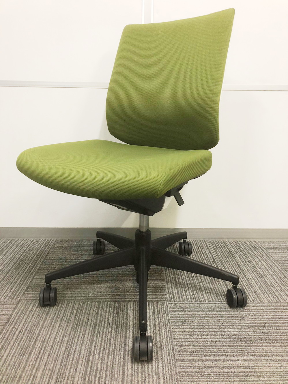 【G】【背骨のS字形状にジャストフィット！】■コクヨ製　ウィザード2チェア　肘無し　オリーブグリーン　■スタイリッシュなデザイン！
                        ウィザードチェア
                                    中古
            