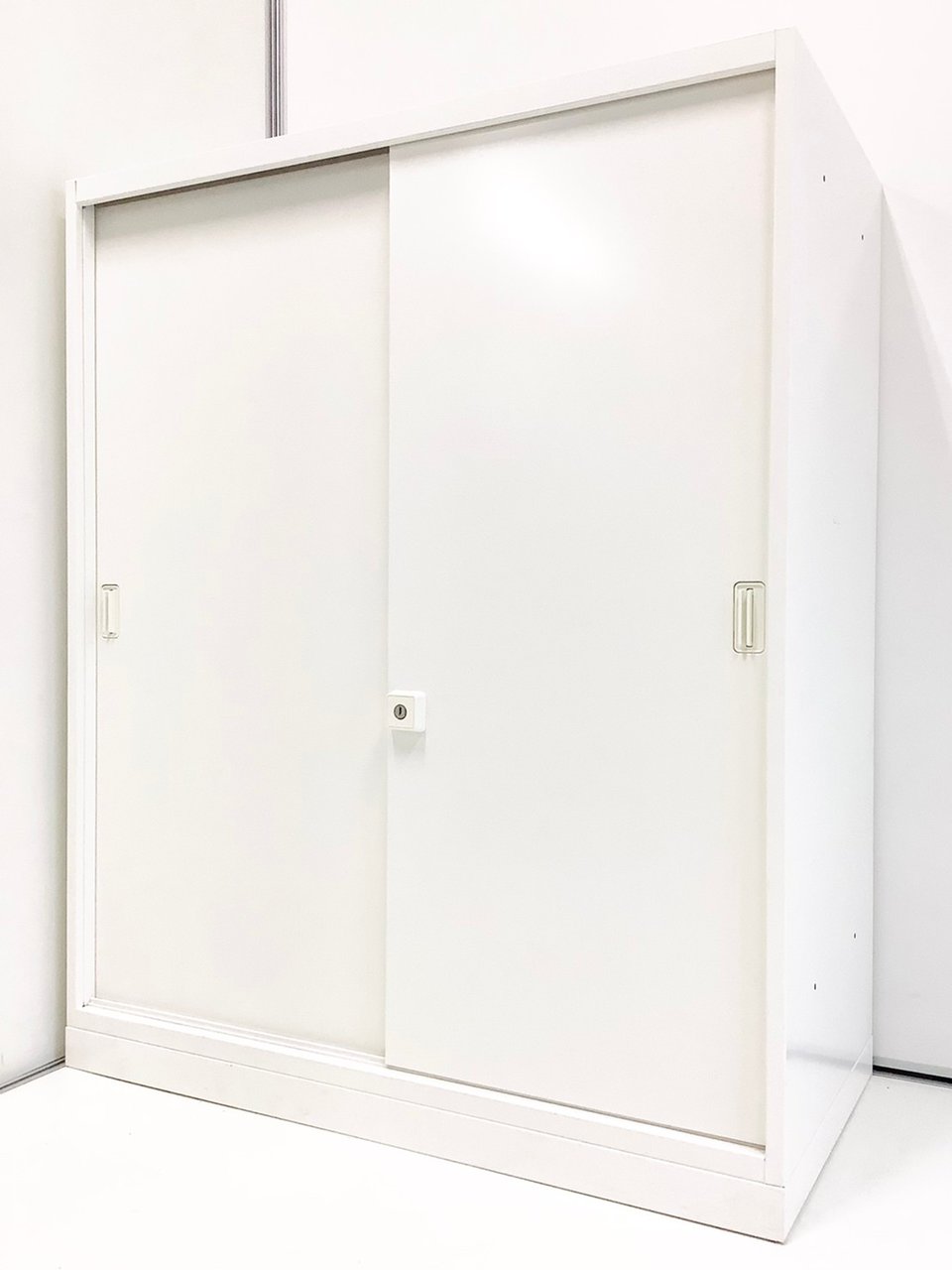 【2台限定！！】オカムラ（okamura）レクトラインシリーズ　引き違い書庫　高さ1100㎜　■色：ネオホワイト　
                        レクトライン
                                    中古
            