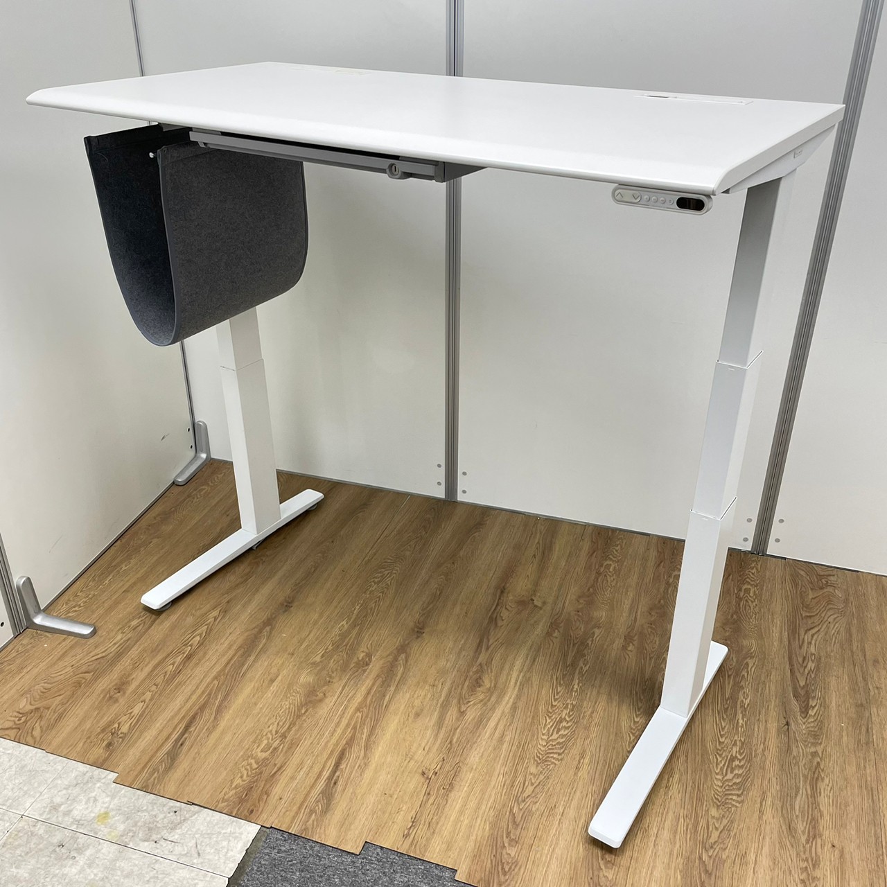 オカムラ製　スイフトシリーズ　ホワイトカラー　昇降デスク！！
                        Swift
                                    中古
            