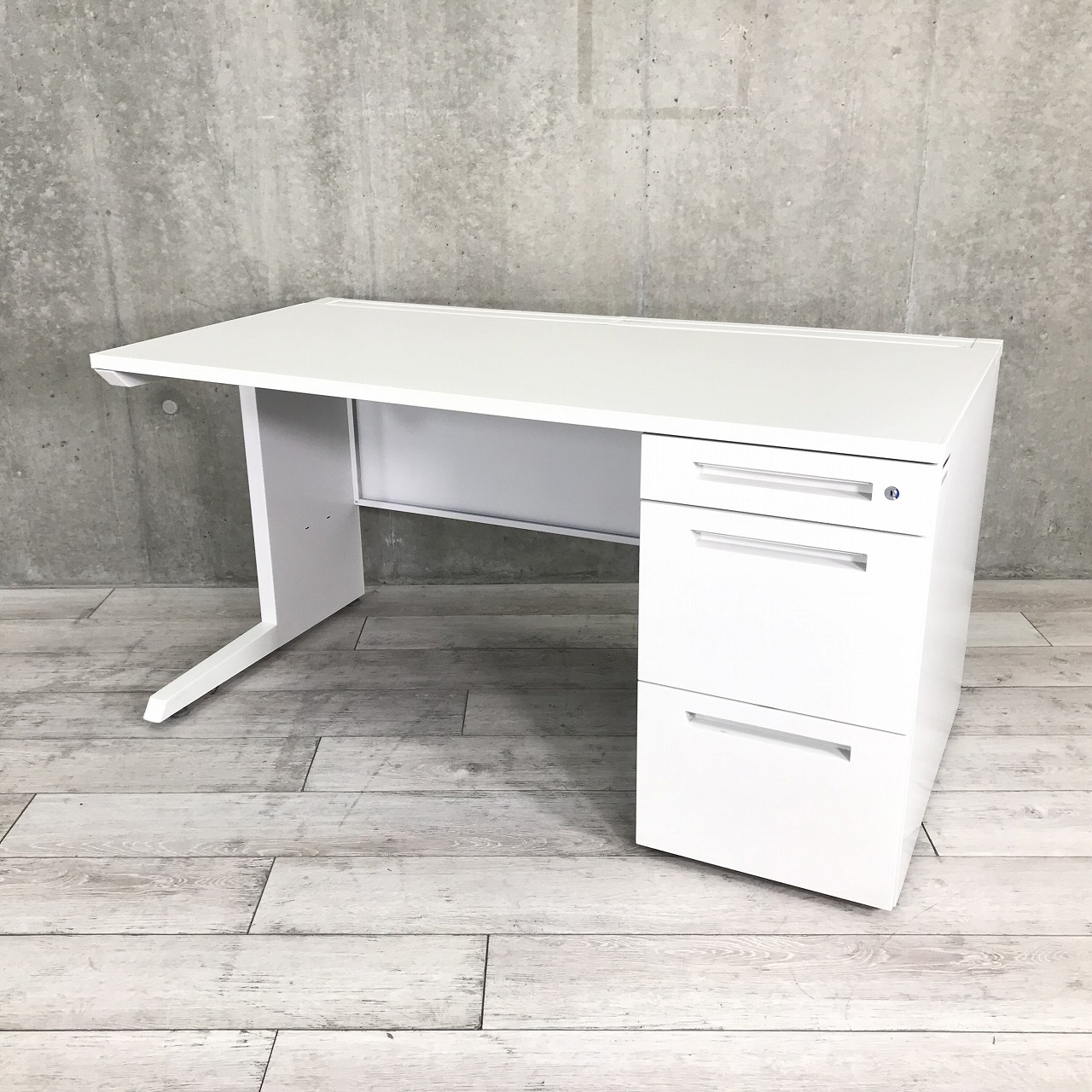 イトーキ　CZR　幅1400㎜　片袖机　※センター引き出し無し　倉庫に大量入荷しています！！
                        CZRデスク
                                    中古
            