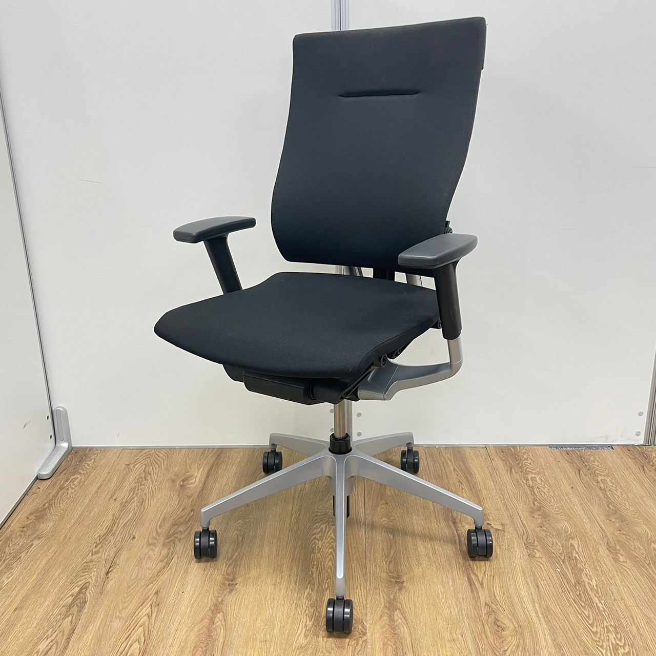 イトーキ製　スピーナシリーズ　クロスタイプ　シルバー脚　肘付きハイバックチェア！！
                        スピーナチェア
                                    中古
            