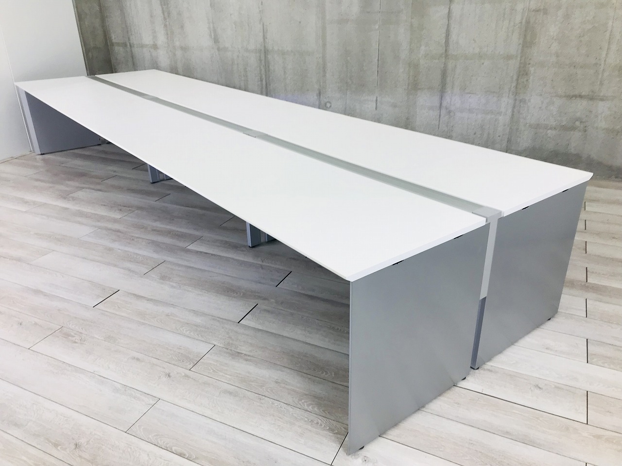 コクヨ製・『ワークヴィスタ』入荷!!【W4800】タイプ！6人使用で、一人使用サイズがw1600で使用でき広々お使い頂けます。解放感とコミュニケーションをアップさせてくれるデザイン！6人一組でチーム席としてのご使用も！！清潔感とスタイリッシュな組み合わせ！弊社使用欄【ホワイト】【脚シルバー】【FSW】
                        ワークヴィスタ
                                    中古
            