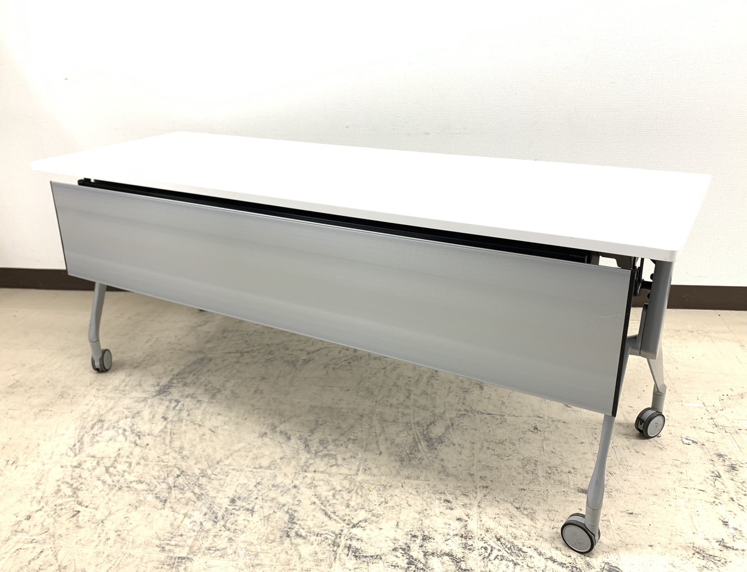 【高級感あり！】会議室の必需品、サイドスタックテーブル
■オカムラ/インターアクト/幅1800mm/ホワイト
                        インターアクトNT
                                    中古
            