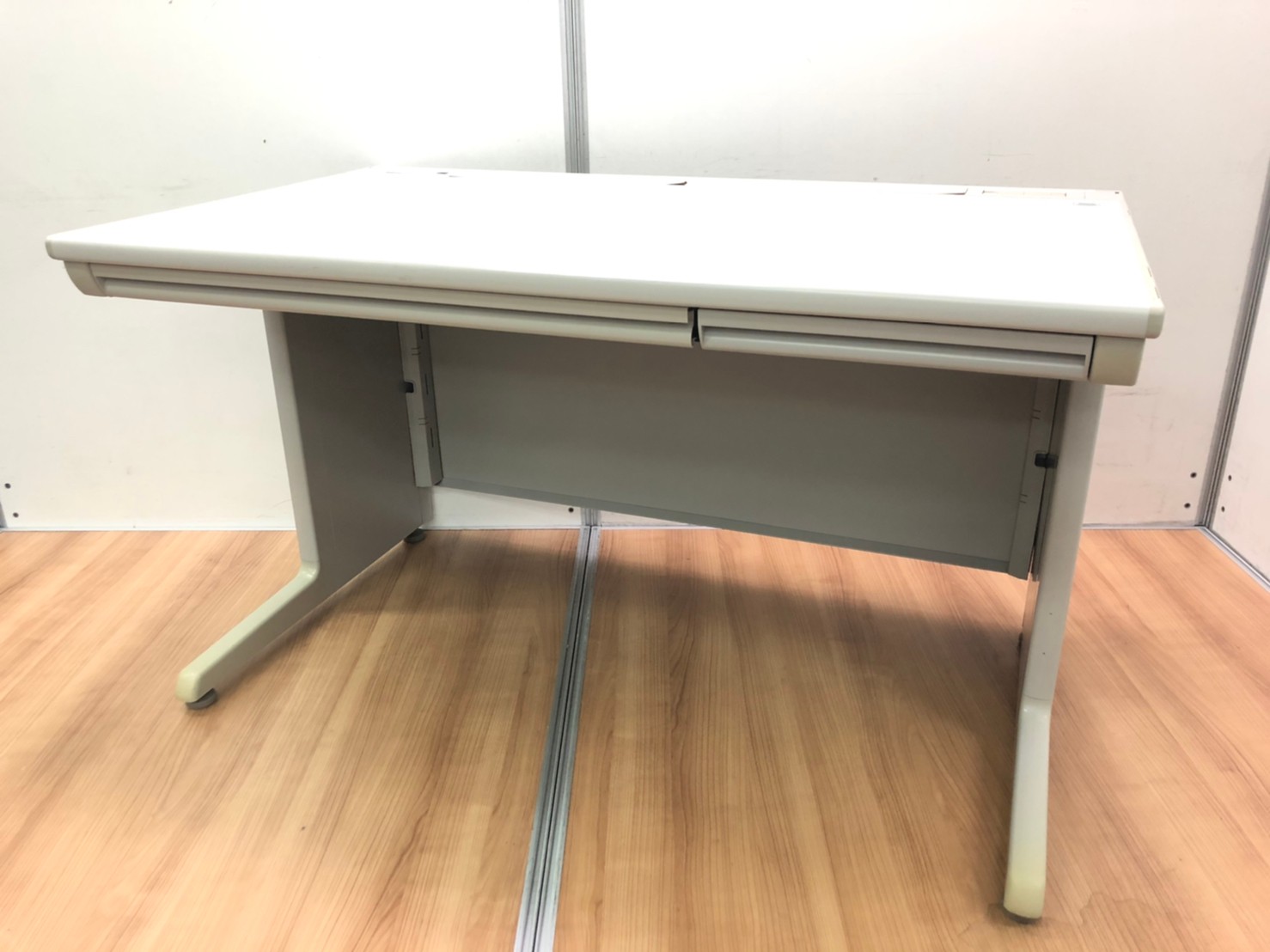 【￥13,300⇒￥6,700　部材欠け有&商品入替50%OFF！！】【定番の1200mmサイズ！配線ダクトが直線で整理〇！！】平机/オカムラ（okamura）/SD-e/ニューグレー　【β2303】
                        SD-eシリーズ
                                    中古
            