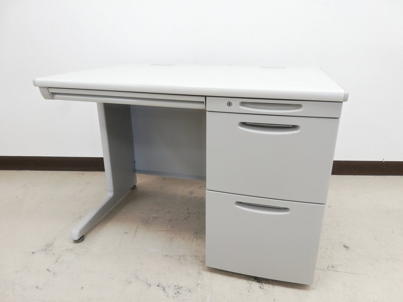 【外部倉庫在庫品】オフィス定番片袖机With3段引出し（A4×2段+小物1段）タイプ※大人気幅1000㎜◆オカムラ製【TH】
                        SD-Vシリーズ
                                    中古
            