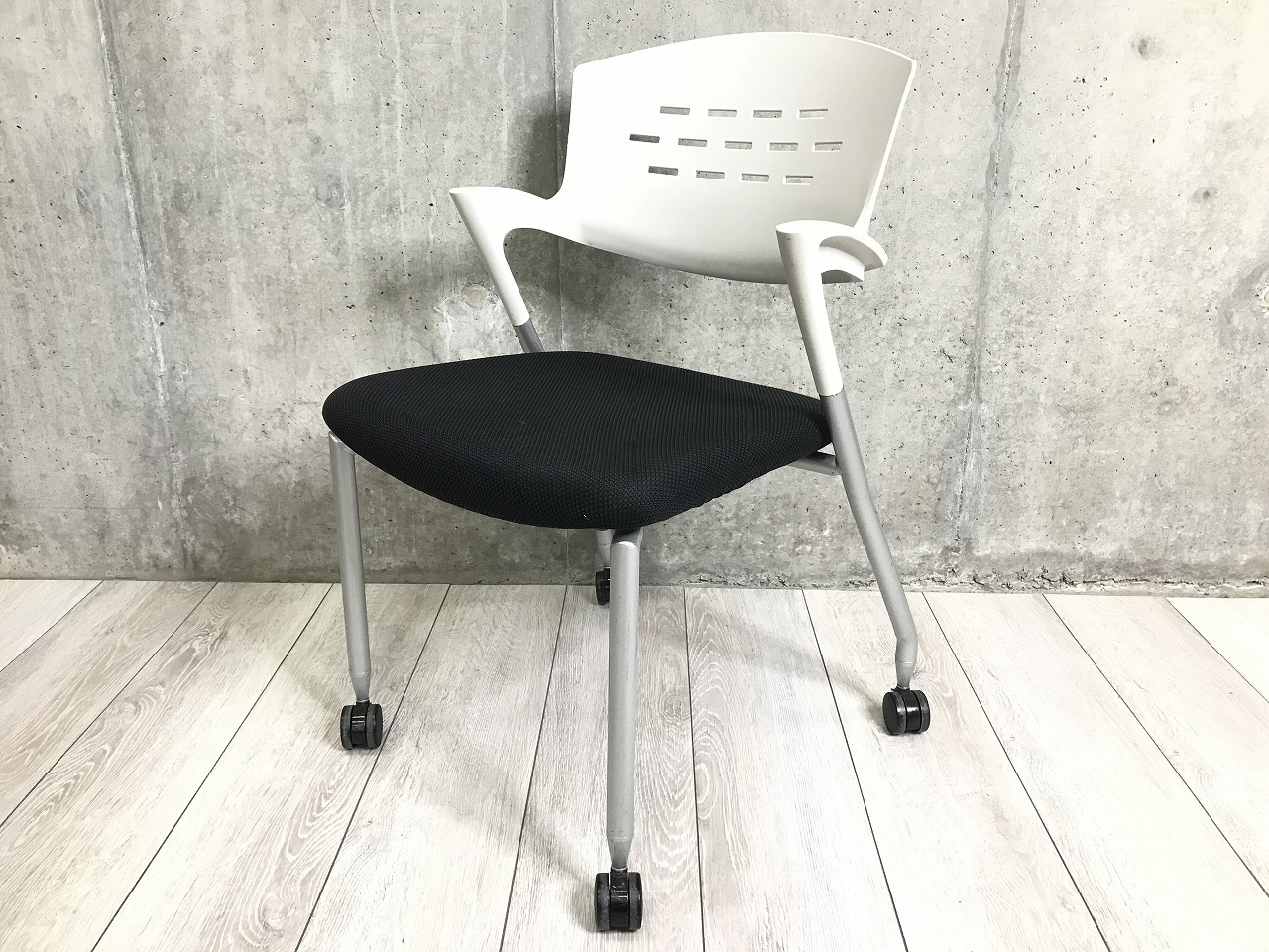 【12脚入荷！】すっきりしたデザイン！ホワイト・ブラックの人気ツートンカラー！急な来客・会議にも対応でき、使わないときは重ねて収納できます！
■イトーキ/カクタス/ブラック
                        カクタス
                                    中古
            