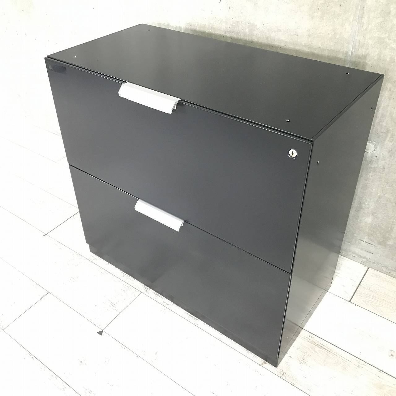 【1台限定！！】■オカムラ製　雑誌架　ブラック　■パンフレット・カタログ等の保管にオススメ！　
                        アルツァータ
                                    中古
            