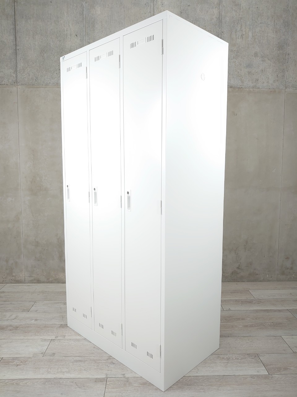 関東倉庫在庫品】【新品】生興製『SLKシリーズ』が入荷しました！定番の3人用ロッカーです！小物を収納できて何かと便利な網棚に加え、ハンガーパイプ、鏡、ネクタイかけ、傘立てと、パーソナルな収納機能を詰め込んだロッカーです！弊社使用欄【A00867259】FHNS
                        ＳＬＫロッカー
                                    新品
            