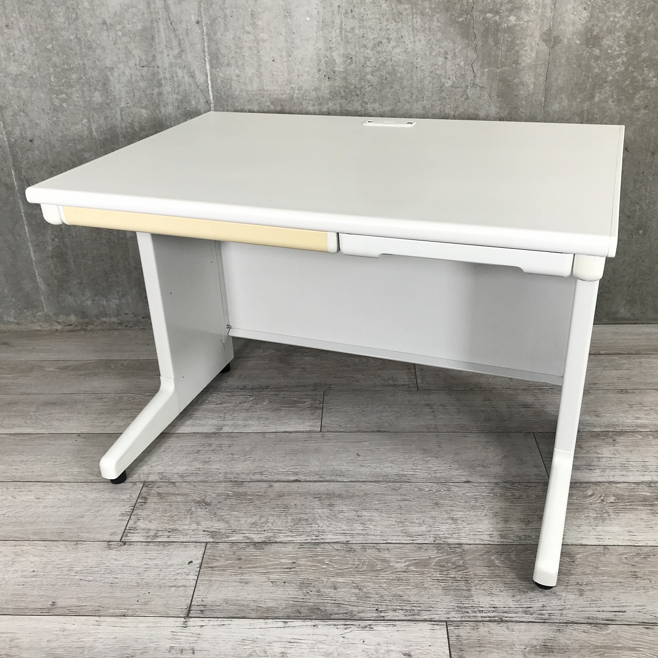 【横幅1000サイズ】プラス/LA/ホワイト
取っ手日焼け強の為特別価格でのご案内です！
                        LA
                                    中古
            