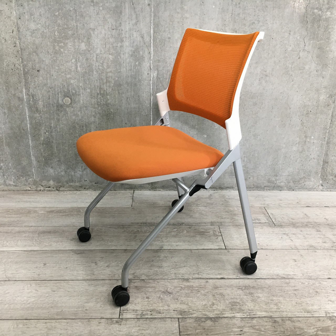 【大量入荷】パッションオレンジ！元気カラーのチェア入荷しました■イトーキ/ITOKI ネスティングチェア【RP】
                        Monon
                                    中古
            