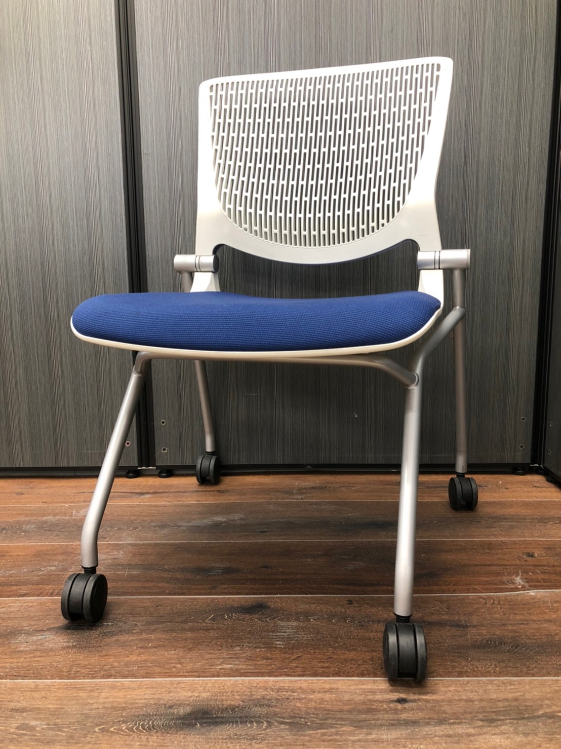 【大量入荷！】【会議室や休憩室に！】■オカムラ■ブルー■グラータ■ホワイトフレーム
                        グラータチェア
                                    中古
            