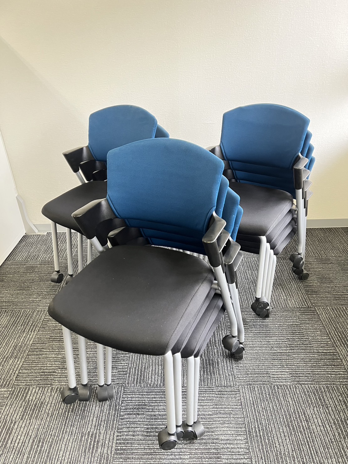 【12脚セット】クッション性に優れたミーティングチェア！コクヨ |プロッティ |ブルー｜キャスター
                        プロッティチェア
                                    中古
            