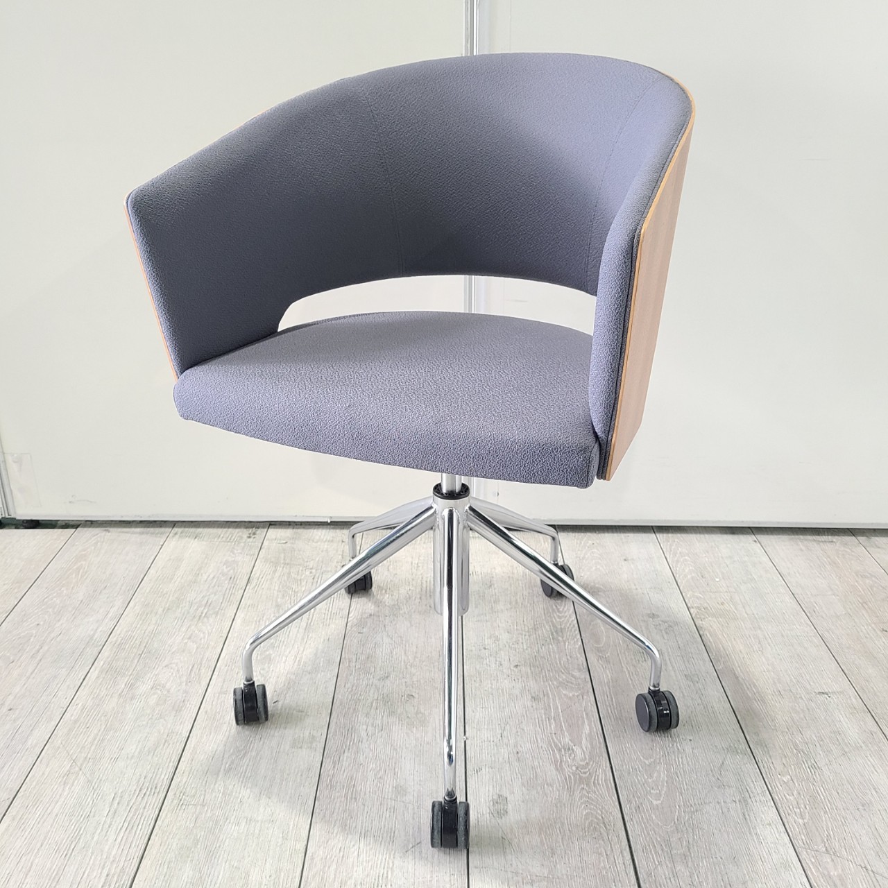 【2018年製】【トレンド】【1脚限定】オカムラ｜8146シリーズ｜オシャレな背面木目仕様！
                        8146
                                    中古
            