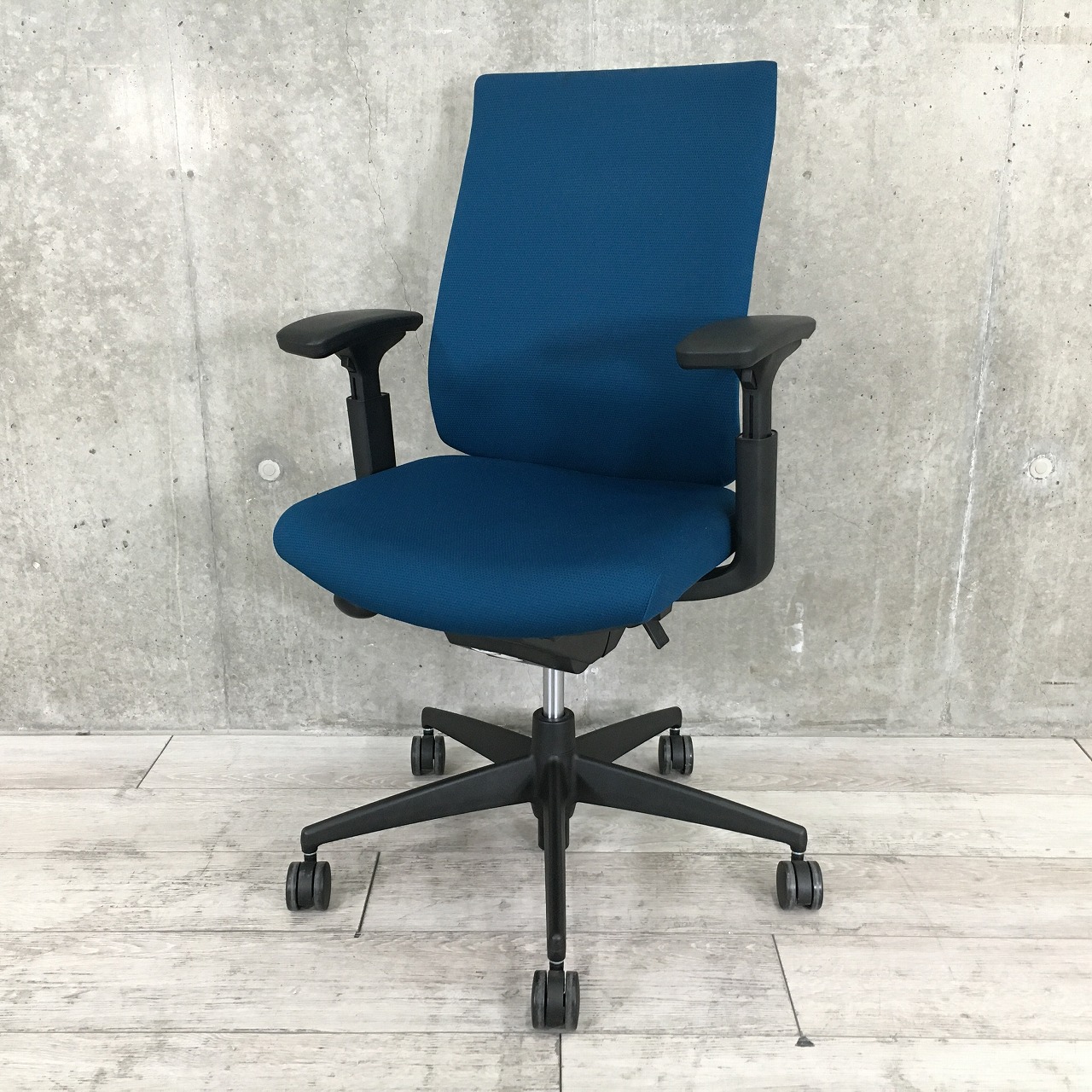 状態良好　コクヨ　ウィザード3　可動肘　ハイバック　ランバーサポート付き
                        ウィザード3 樹脂
                                    中古
            