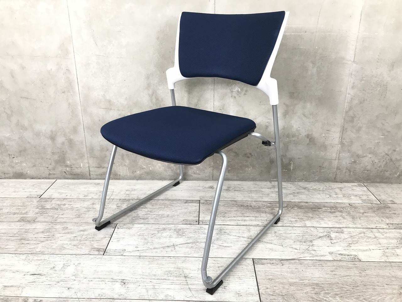 【ロット入荷！！】上に重ねて収納できるスタッキングチェア！ミーティングやセミナーにオススメです！【京都・滋賀・大阪】
                        マノスチェア
                                    中古
            