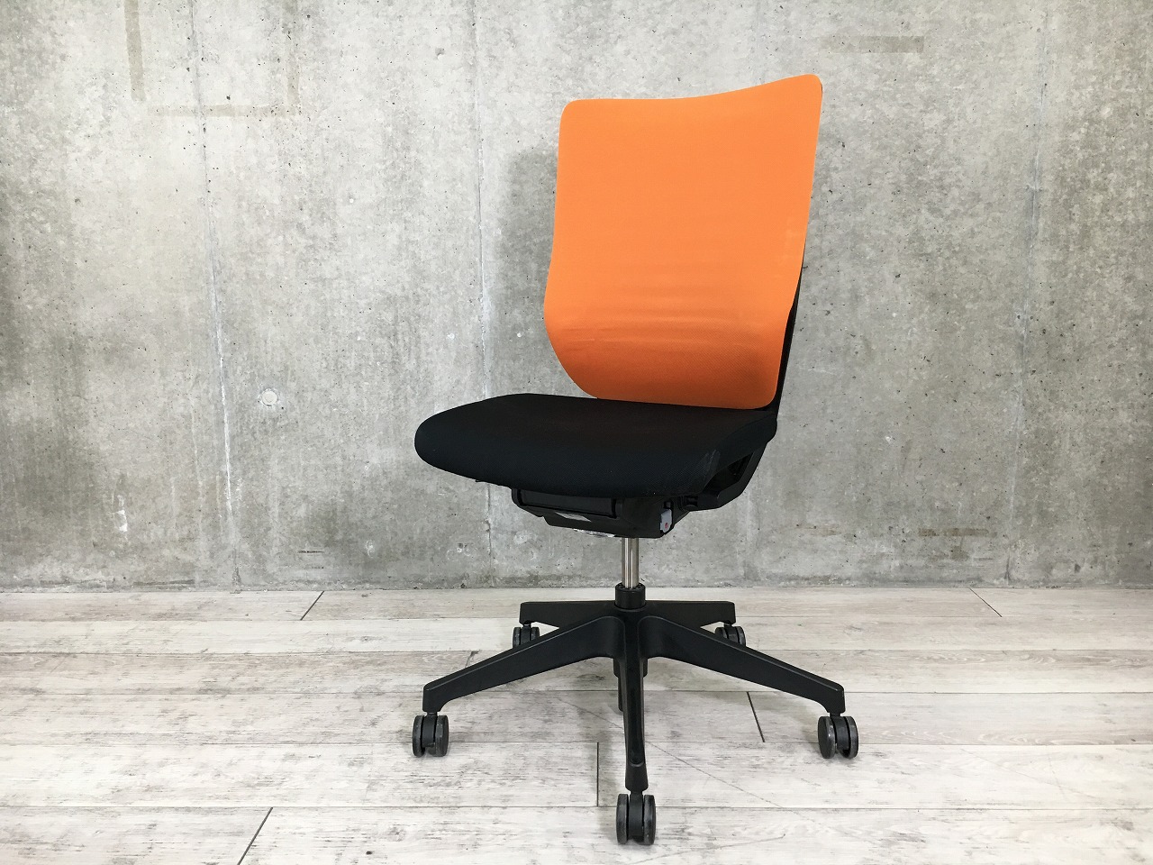 【在庫入れ替えセール】ハイバック仕様で快適な座り心地　■イトーキ/イトーキ/オレンジ×ブラック【弊社管理番号:A00878332】
                        エピオスチェア
                                    中古
            