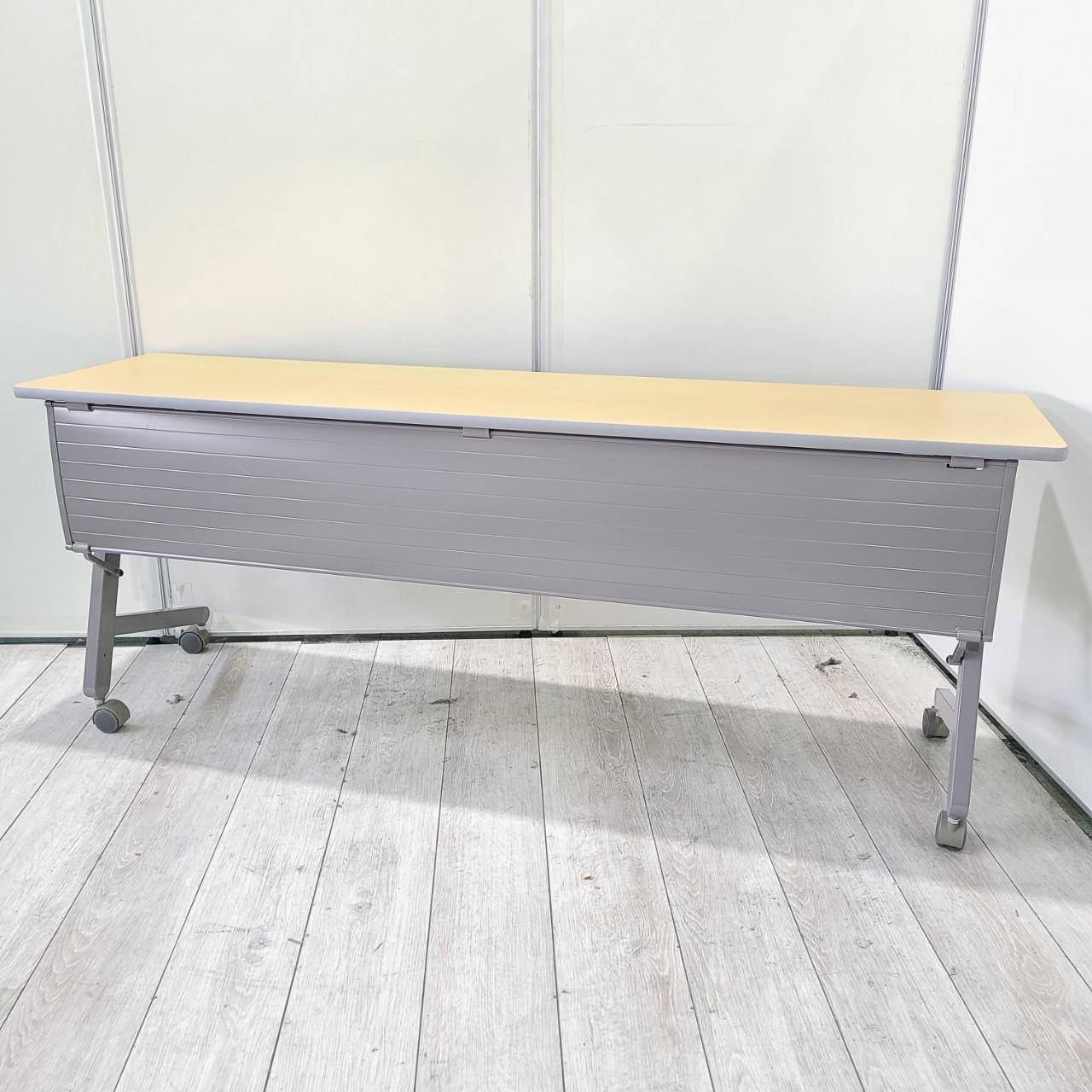 木目調天板のスタックテーブル入荷！　２～３名用　イトーキ　1800×450mm天板
                        HMシリーズ
                                    中古
            