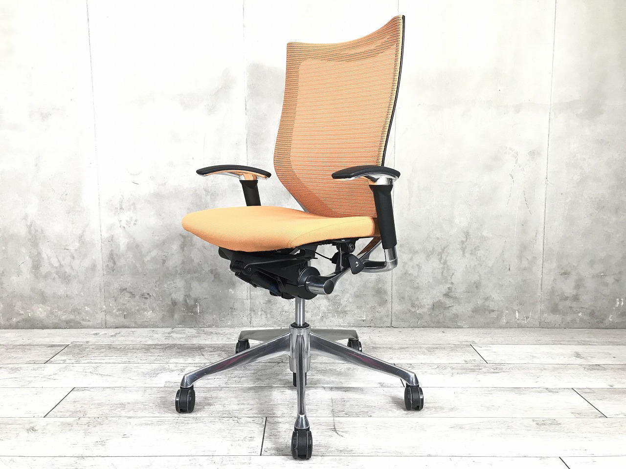 オカムラを代表するチェア！鮮やかなオレンジカラーがオシャレなオフィスにぴったり！可動肘付き！■オカムラ/バロン/オレンジ
                        バロンチェア
                                    中古
            