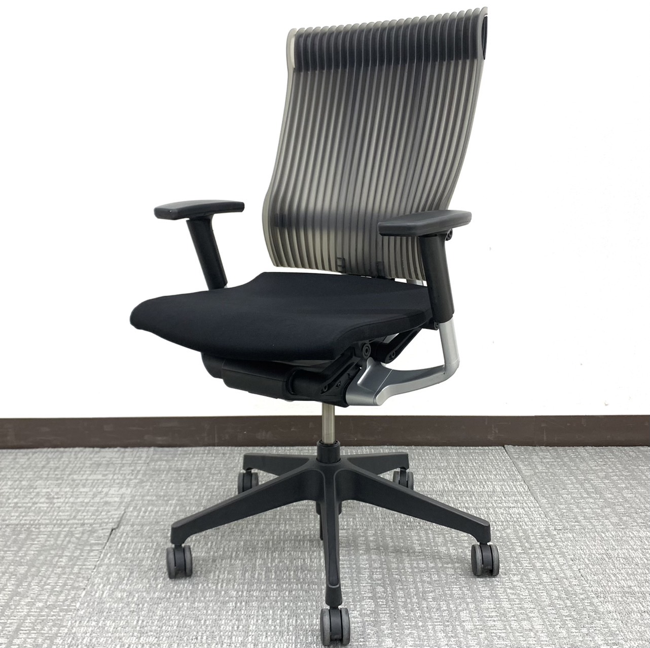 【在庫入替】【3脚限定！！】ワンランクUPハイスペックチェア⇒スピーナ（Spina）背もたれエラストマー仕様※可動肘掛けタイプ◆イトーキ製
                        スピーナチェア（エラストマー）
                                    中古
            