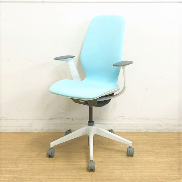 スチールケース(Steelcase)　シルク(SILQ)　造形美　毎日が最高の1日
                        SILQ
                                    中古
            