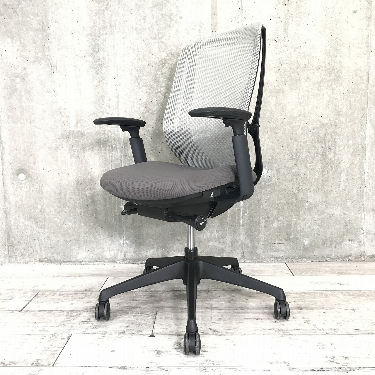 美品】オカムラシルフィー（グレー、ハイバックヘッドレスト付き