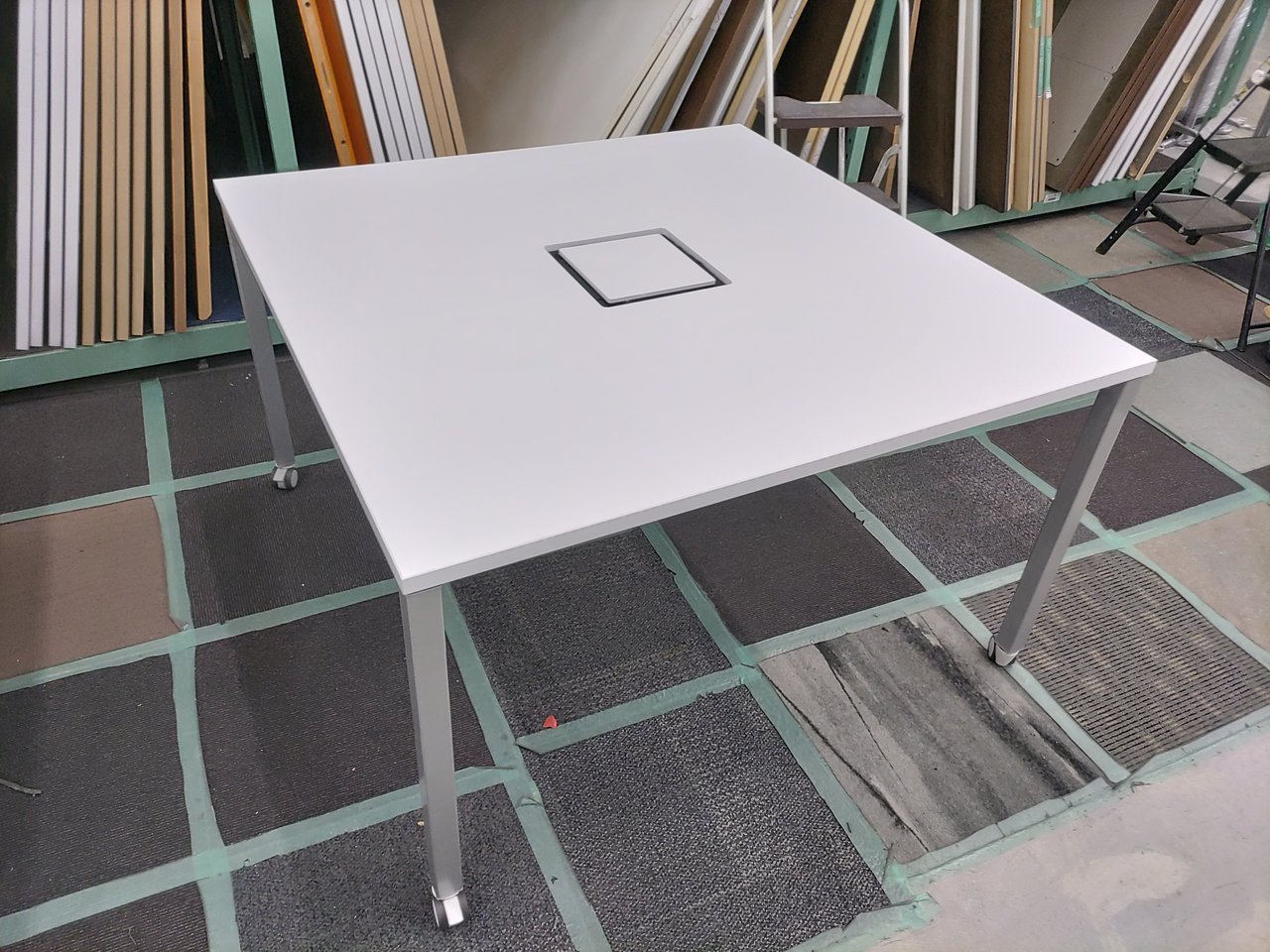 【1台限定】【コミュニケーションを円滑にするツール！】
囲んで話し合えば、創造を超える意見が飛び出すかも！
■オカムラ_アプションフリー
                        アプションフリー
                                    中古
            