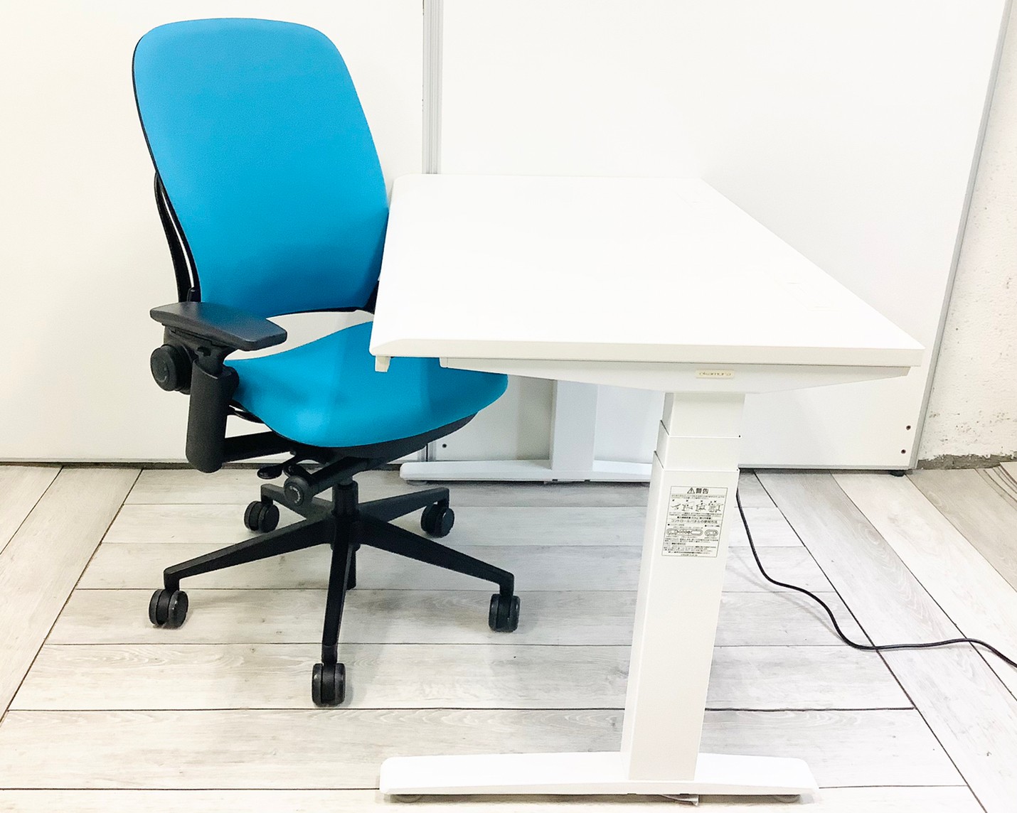 【テーブル＆チェア＝1セット】定番／流行／貴重　◆Okamura／オカムラ　◆Swift／スイフト ※横浜本店撮影画像※
                        Swift
                                    中古
            