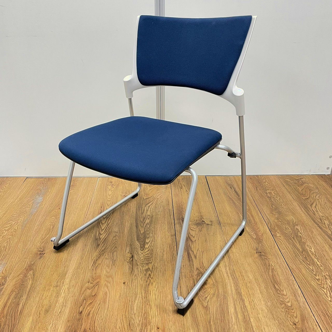 【座面側面に小さな破れあり】イトーキ製　マノスシリーズ　ネイビーブルー　スタッキングチェア！！
                        マノスチェア
                                    中古
            