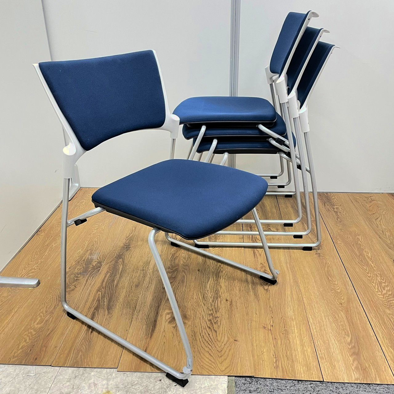 【座面側面に小さな破れあり】【4脚セット】イトーキ製　マノスシリーズ　ブルー　スタッキングチェア！！
                        マノスチェア
                                    中古
            