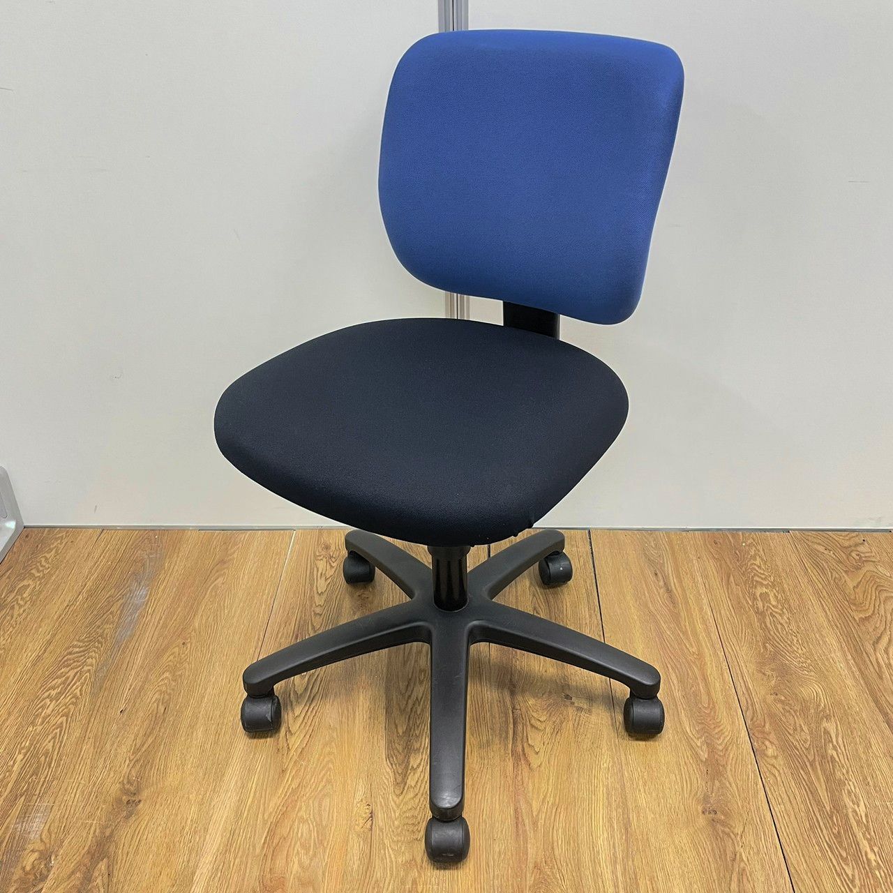 コクヨ製　イーザシリーズ　コストパフォーマンス　インディコブルー　肘無しローバックチェア！！
                        イーザチェア
                                    中古
            