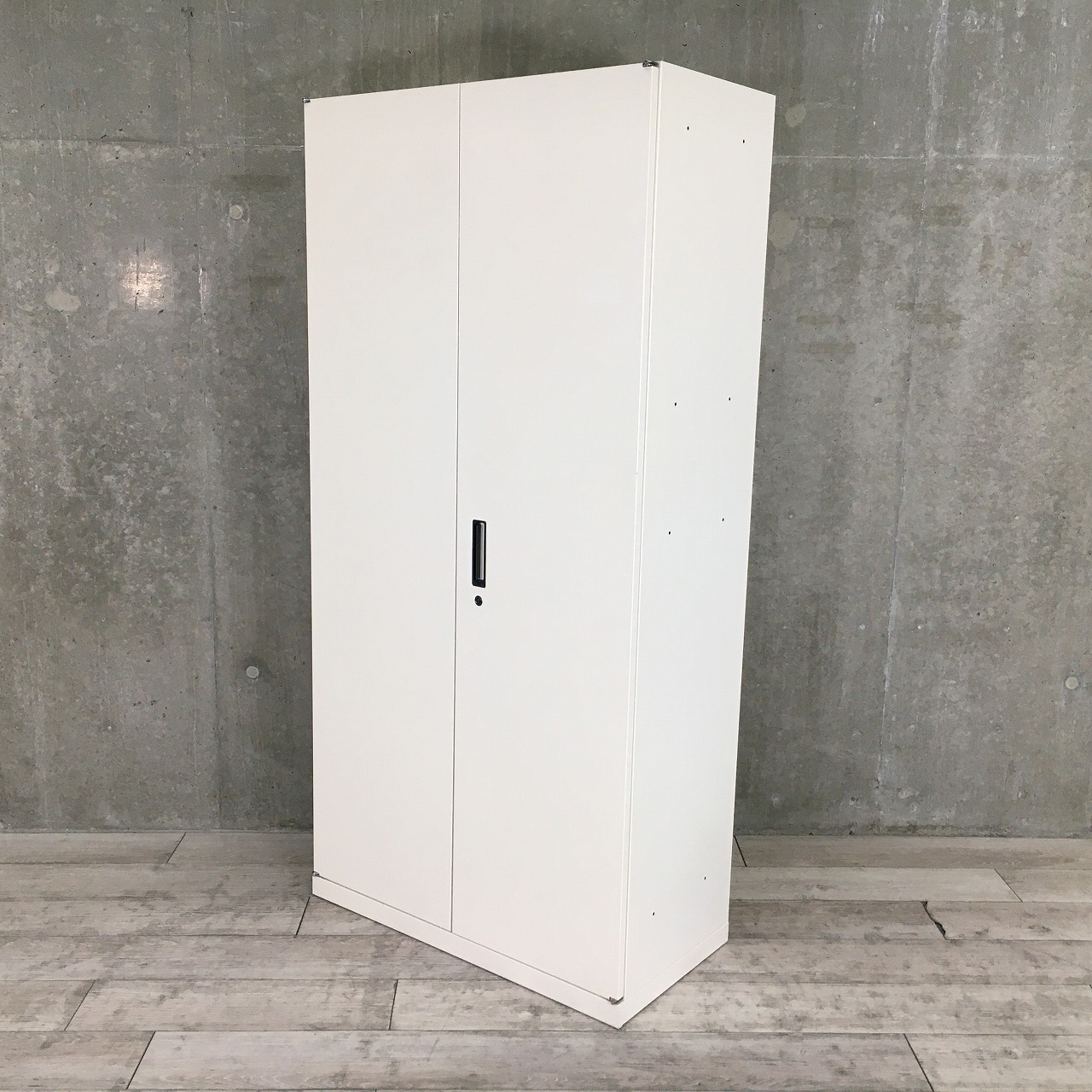 比較的安価な観音開き書庫が入荷！H2150が入らない方におすすめ！人気のサイズ感です！
■オカムラ/ヴィラージュ/ホワイト
                        ヴィラージュ書庫
                                    中古
            