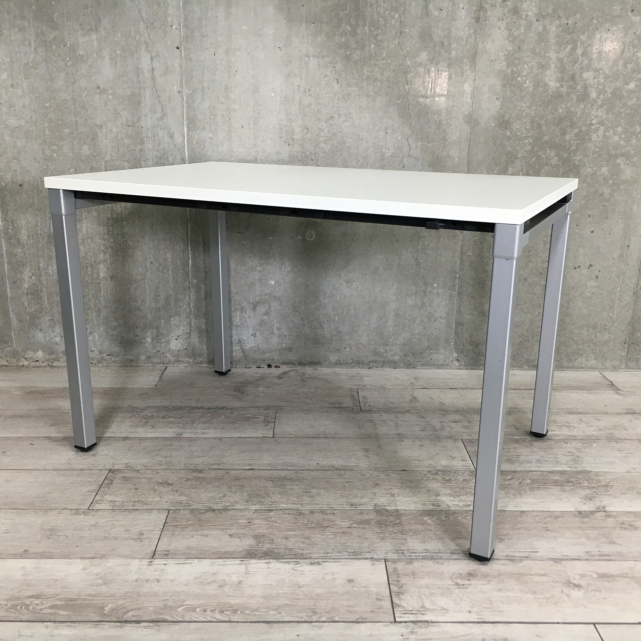 4つ足タイプの平机が入荷！幕板が無いため作業台や会議テーブルとしても使用可能！W1100ｍｍタイプ■コクヨ/デルフィ/ホワイト
                        デルフィ
                                    中古
            