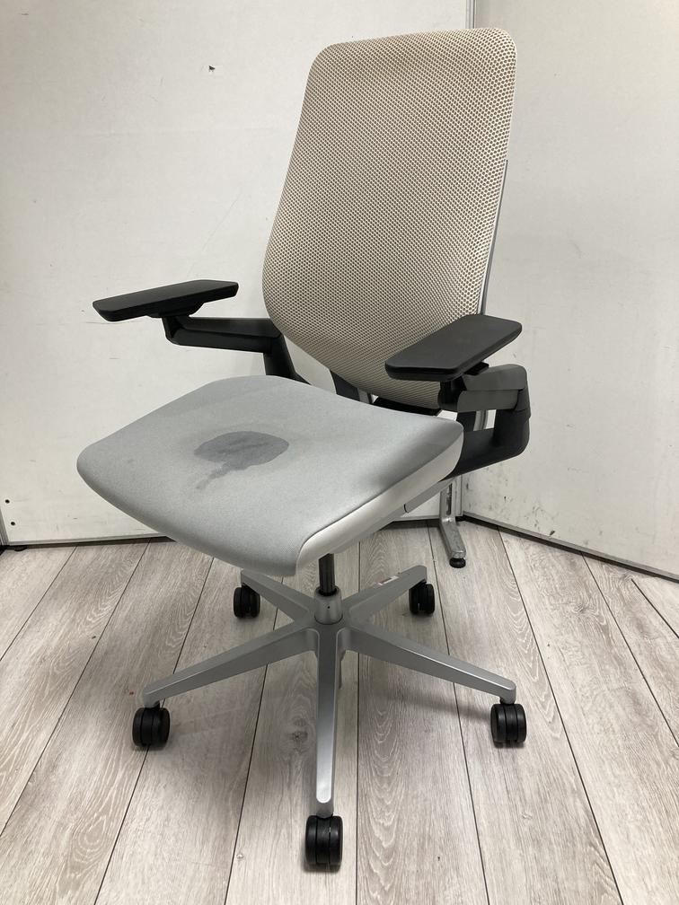 【座面汚れ有のため特価！！！】大人気のジェスチャーチェアをお値打ちにゲットのチャンス！
                        ジェスチャー
                                    中古
            