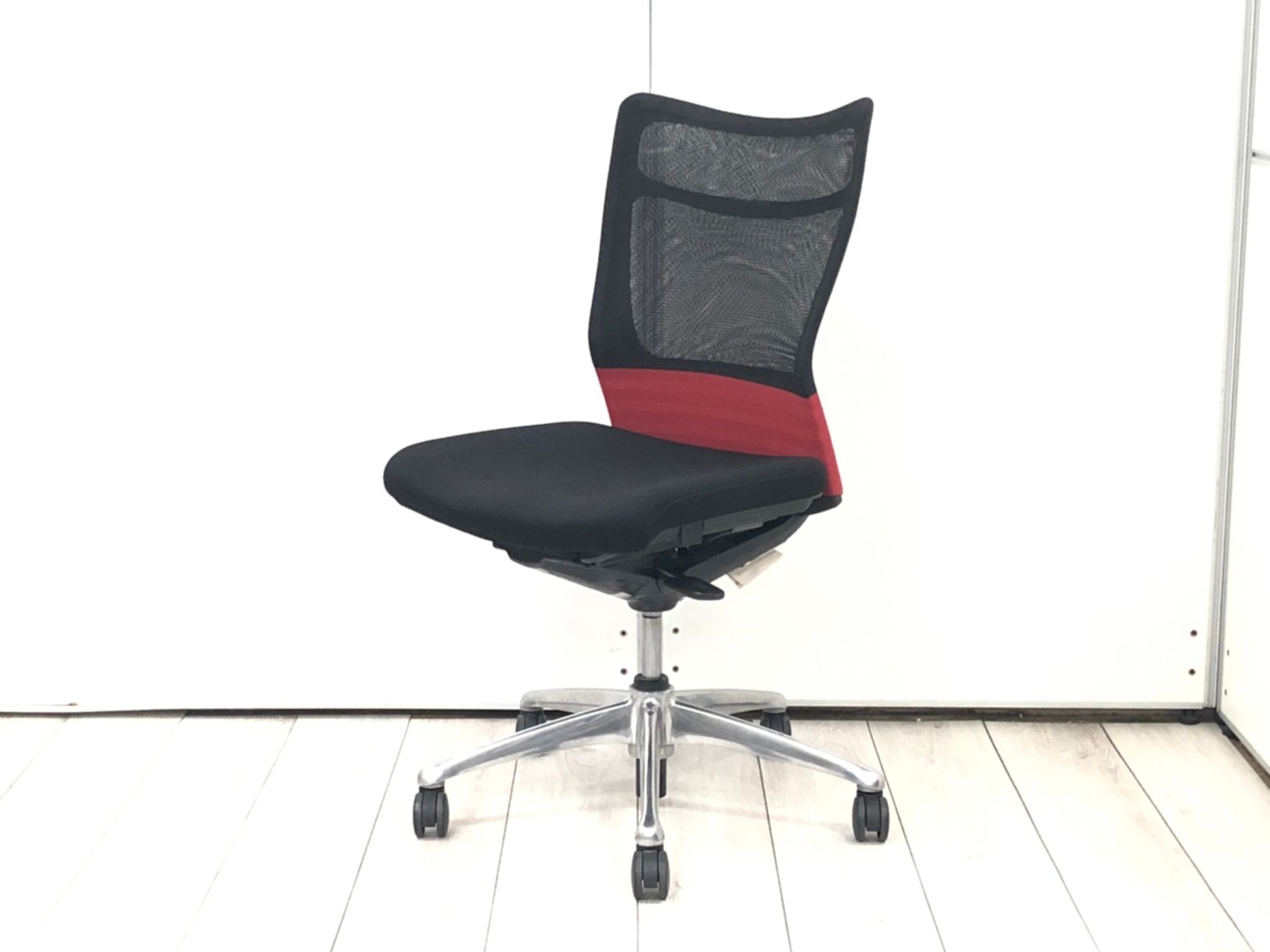 【￥14,600⇒￥10,300　商品入替30％OFF！】【ブラック×レッドのツートンカラー！】オカムラ（okamura）フィーゴメッシュチェア　■色：レッド×ブラック　肘無　【β2306】
                        フィーゴメッシュチェア
                                    中古
            