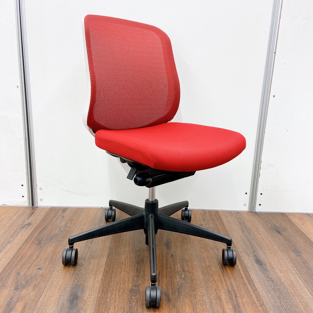 394156 【中古】シロッコ コクヨ/KOKUYO 肘無ローバックチェア 394156 - 中古オフィス家具ならオフィスバスターズ