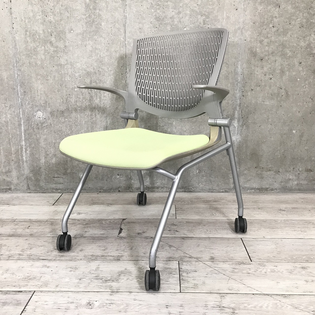 【在庫入替】オカムラ製の人気シリーズ！　グラータ　平行　折りたたみ
                        グラータチェア
                                    中古
            