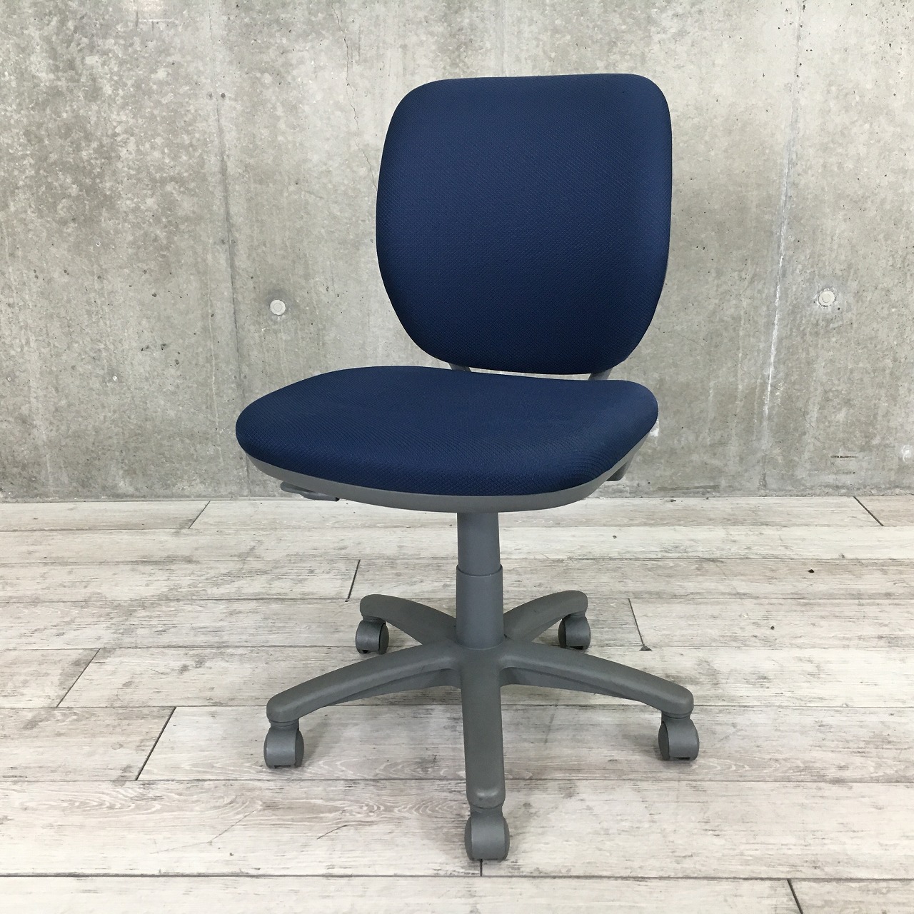 【8脚のロット入荷！トップメーカーオカムラ製のチェアをお手頃価格で！！】オカムラ（okamura）ヴィラージュ　■色：ブルー　肘無し
                        ヴィラージュチェア
                                    中古
            